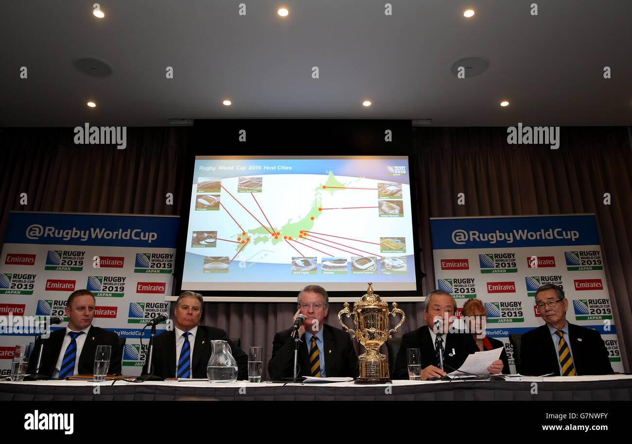 (De gauche à droite) Alan Gilpin, responsable de la coupe du monde de rugby, Brett Gosper, directeur général de la coupe du monde de rugby. Bernard Lapasset, président de Rugby World Cup Limited, Akira Shimazu, PDG de la coupe du monde de rugby japonaise 2019, Et Tatsuzo Yetre, Président de la Japan Rugby Union lors de l'annonce des sites de la coupe du monde de rugby au Japon 2019 à l'hôtel Westbury, Dublin Banque D'Images