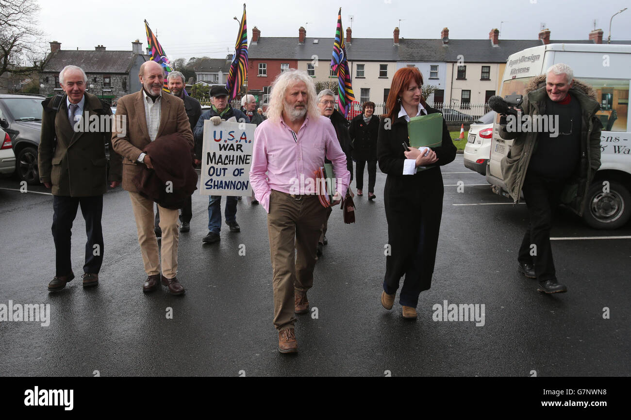 L'Independent TDS Mick Wallace et Clare Daly arrivent au tribunal de district d'Ennis dans une affaire relative à un incident à l'aéroport de Shannon en juillet dernier. Banque D'Images