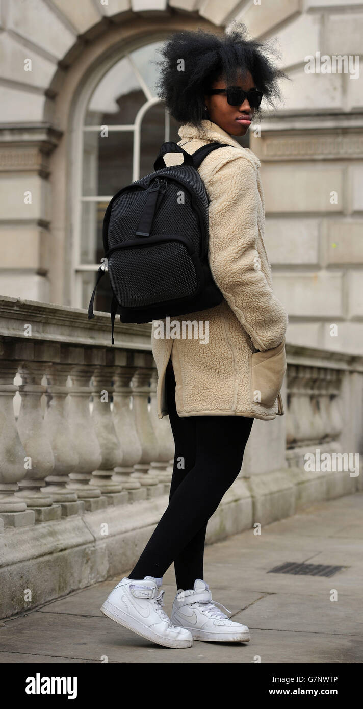 Alisha Sanka porte un manteau de Maison Martin Margiela pour H&M, associé à  un sac de Vera Wang X H&M à Somerset House, Londres, alors qu'elle  participe à un événement de la