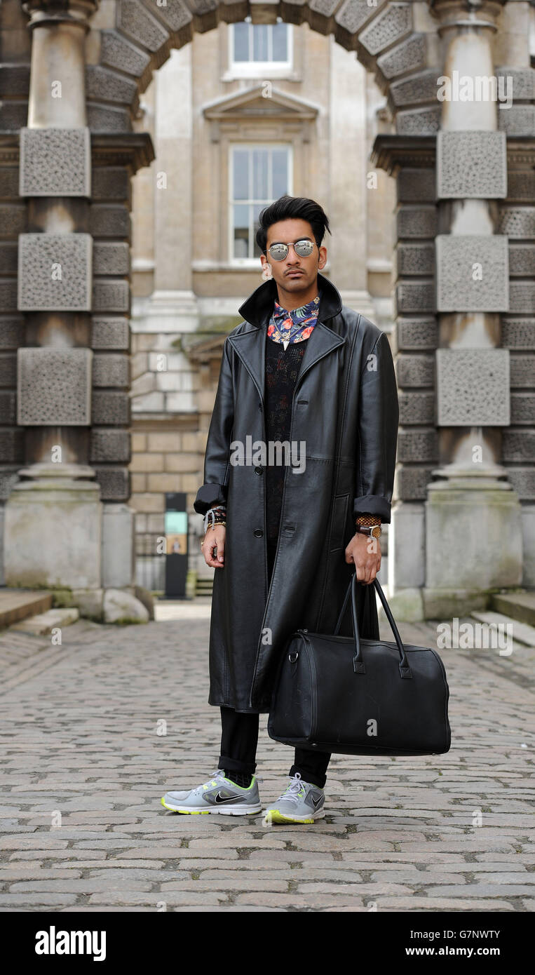 Nilik Khiman porte une chemise de New look associée à un sac de Topman, des  baskets de Nike et des lunettes de soleil de River Island à Somerset House,  Londres, alors qu'il