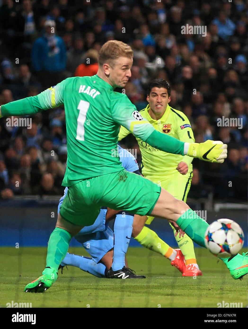 Luis Suarez, de Barcelone, marque le premier but de son équipe lors de la Ligue des champions de l'UEFA, partie de 16 au Etihad Stadium de Manchester. Banque D'Images