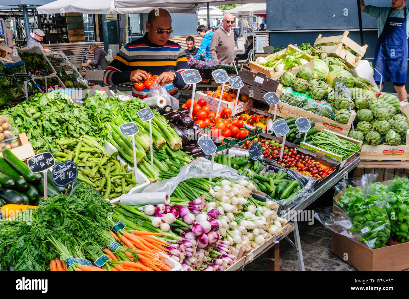 Légumes à la vente à un décrochage du marché de plein air Banque D'Images