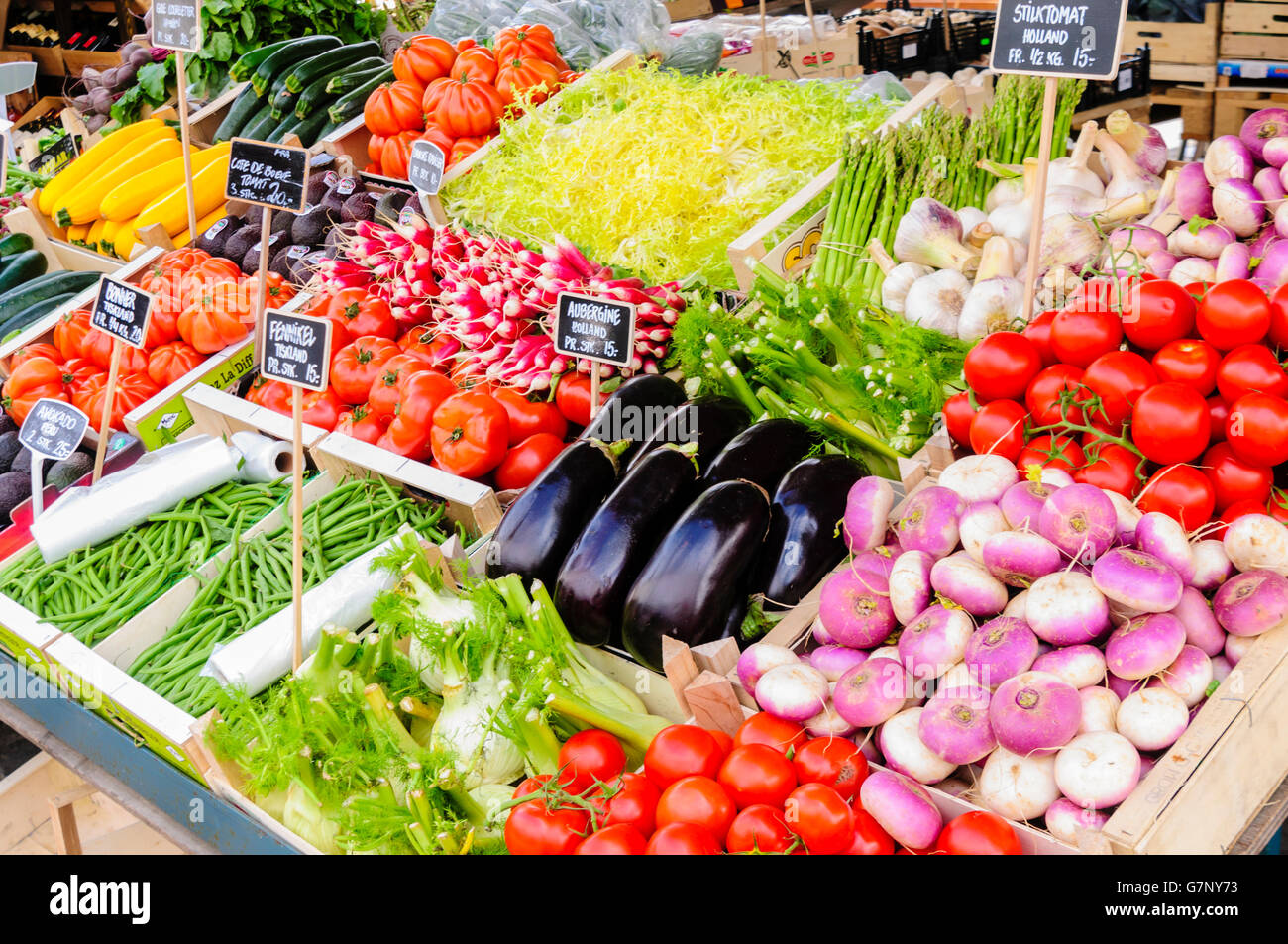 Légumes à la vente à un décrochage du marché de plein air Banque D'Images