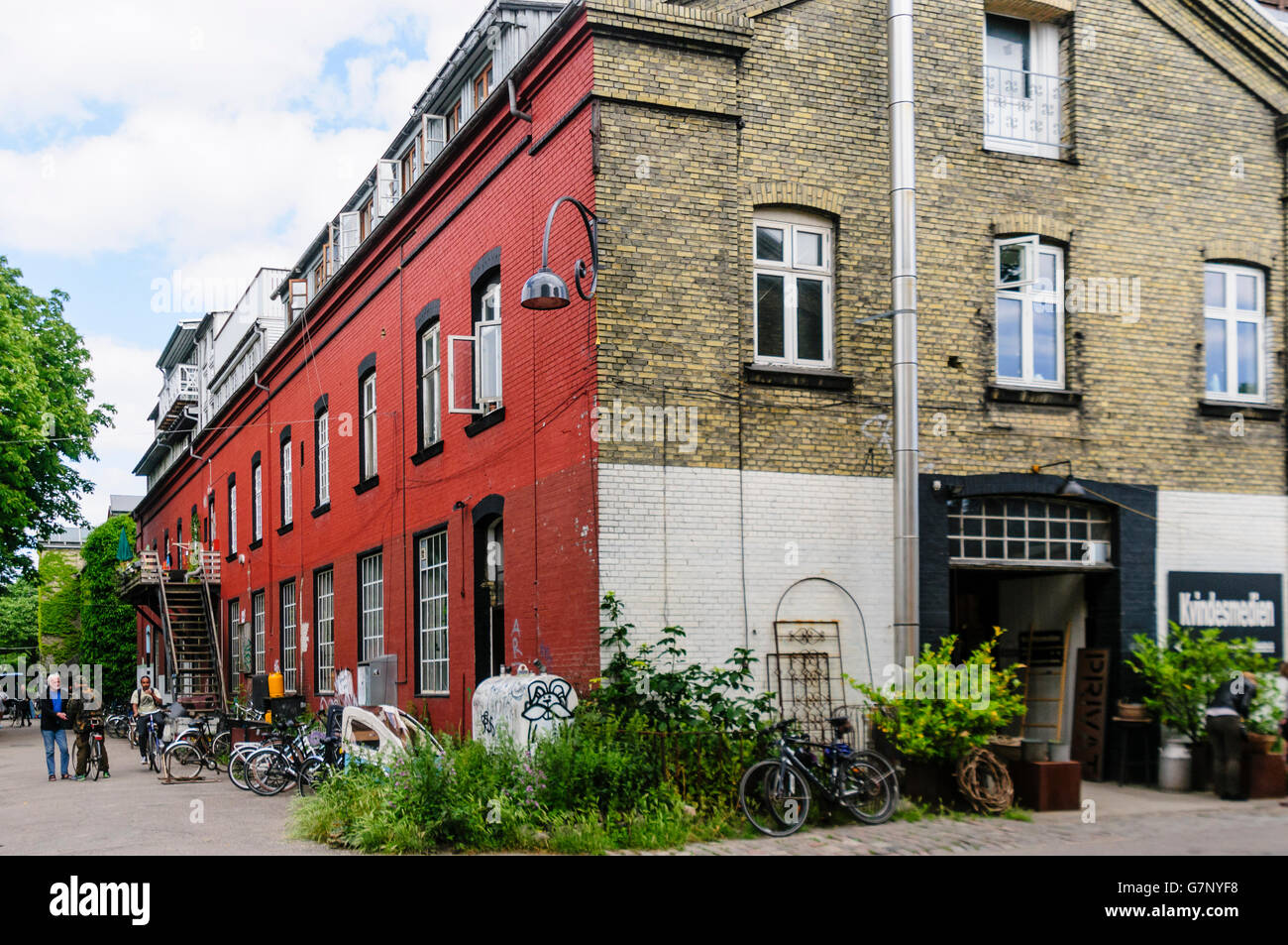 Ancien moulin et ancien bâtiment militaire, maintenant utilisé comme des ateliers, des musées et boutiques à Freetown Christiania, Copenhague. Banque D'Images