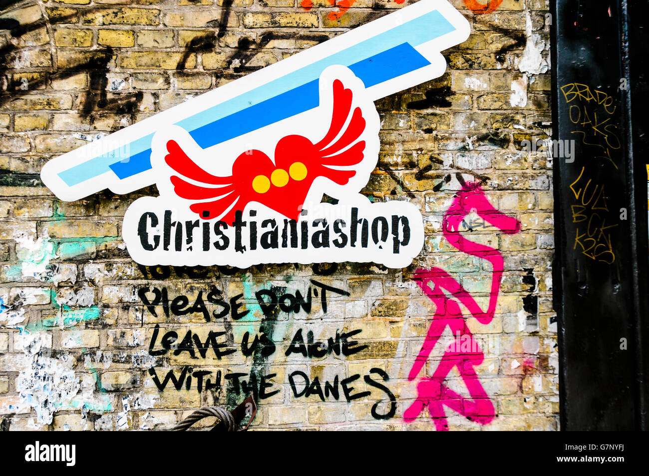 Inscrivez-vous à l'extérieur d'un magasin à Freetown Christiania, Copenhague, avec le message "Veuillez ne pas nous laisser seuls avec les Danois' Banque D'Images
