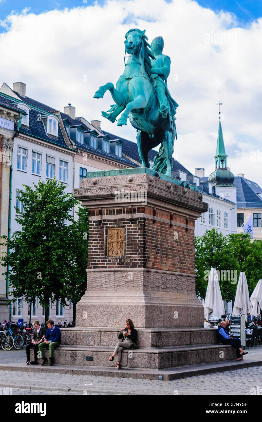 Statue d'Absalon, un évêque guerrier chevalier qui a été le fondateur de Copenhague, à cheval à Højbro Plads, Copenhague, Danemark Banque D'Images
