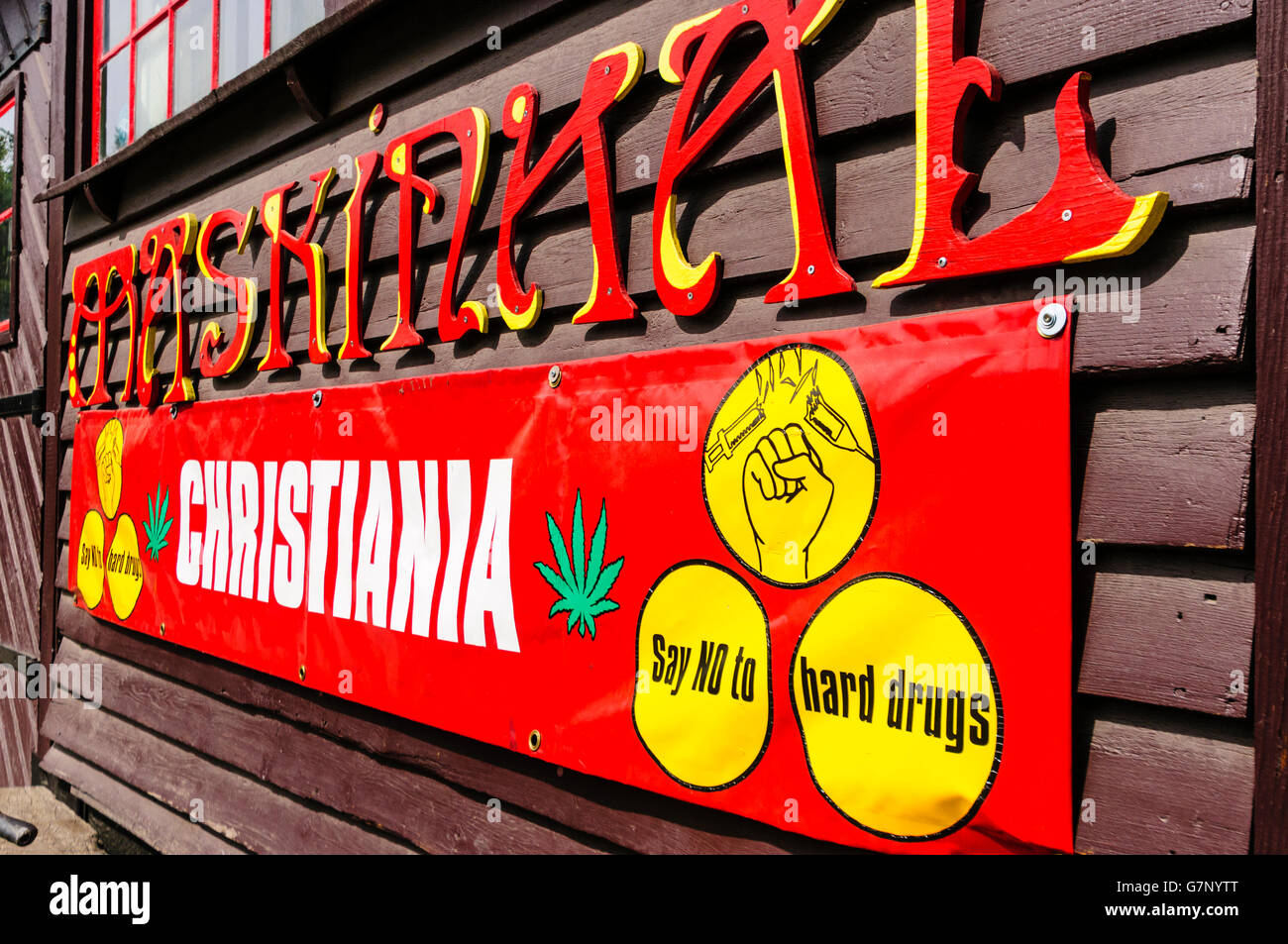 Poster dans Pusher Street, FREETOWN CHRISTIANIA Avertissement de ne pas prendre 'les drogues dures (cocaïne, héroïne, méthamphétamine, etc.) en dehors de l'Maskinhal (salle des machines) Banque D'Images