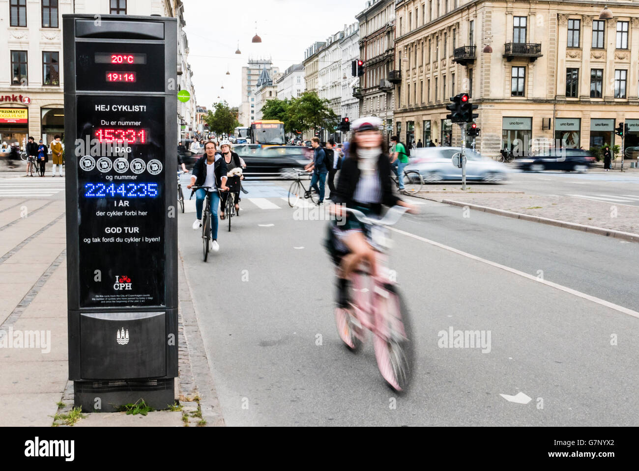 Les cyclistes à Copenhague, Danemark, cycle passé un signe qui counds le nombre de coureurs par jour/année passé ce point. Banque D'Images