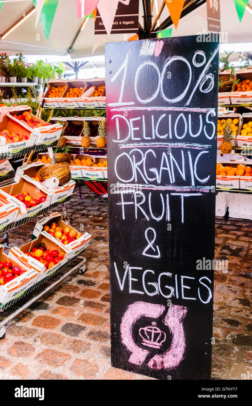 Inscription 100 % de publicité de délicieux fruits et légumes biologiques légumes à vendre à un marché alimentaire danois shop, wc séparés. Banque D'Images