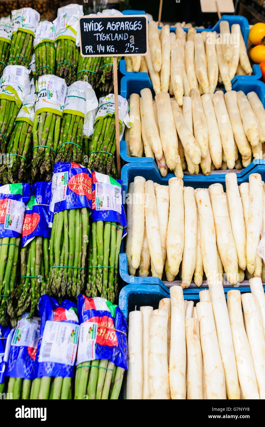 Asperges vertes et blanches conseils pour la vente à un marché alimentaire danois food shop. Banque D'Images
