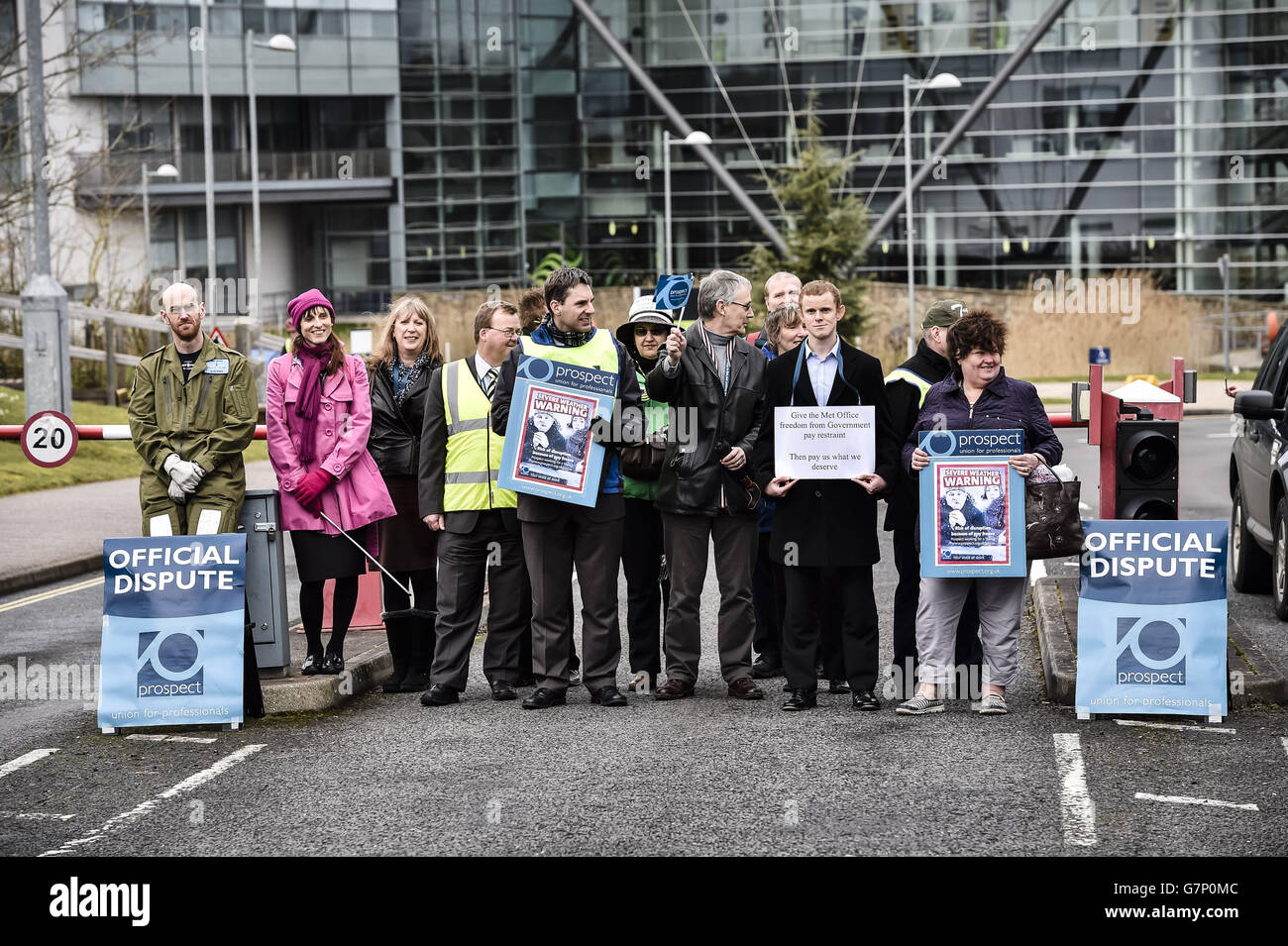 Les membres du syndicat au bureau du met d'Exeter ont organisé leur première grève des salaires lors d'une sortie organisée avec leurs collègues d'Aberdeen et d'Édimbourg pour protester contre un gel des salaires en cours. Banque D'Images