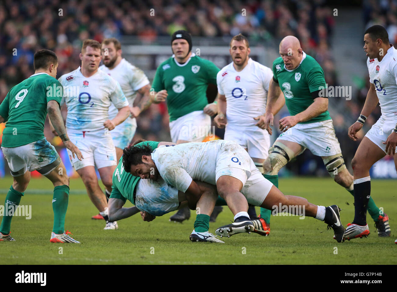 Billy Vunipola (au centre à droite), en Angleterre, s'attaque à Tommy Bowe (au centre à gauche) pendant le match des six Nations du RBS au stade Aviva, à Dublin. Banque D'Images