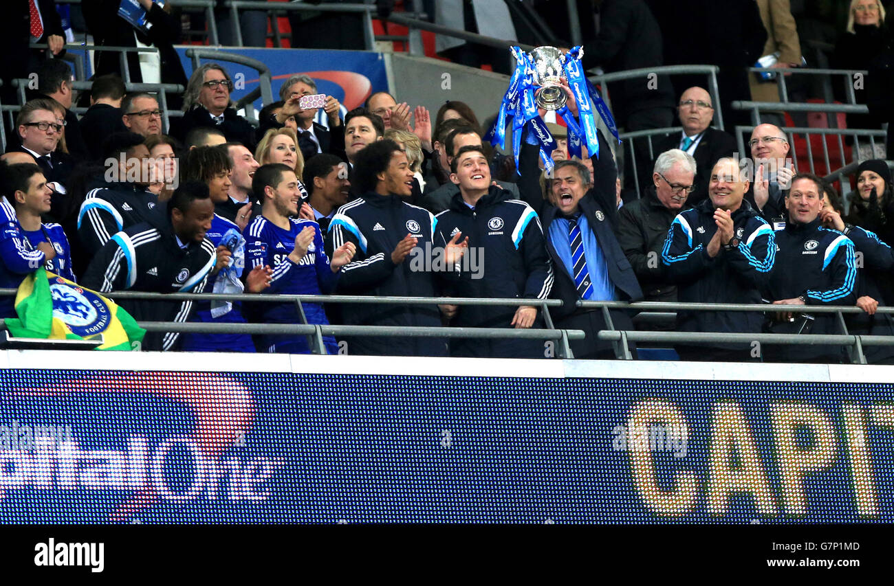 Jose Mourinho, directeur de Chelsea, célèbre la victoire de la finale de la coupe Capital One avec le trophée à Wembley, Londres. APPUYEZ SUR ASSOCIATION photo. Date de la photo: Dimanche 1er mars 2015. Voir PA Story FOOTBALL final. Le crédit photo devrait se lire comme suit : Nick Potts/PA Wire. Banque D'Images