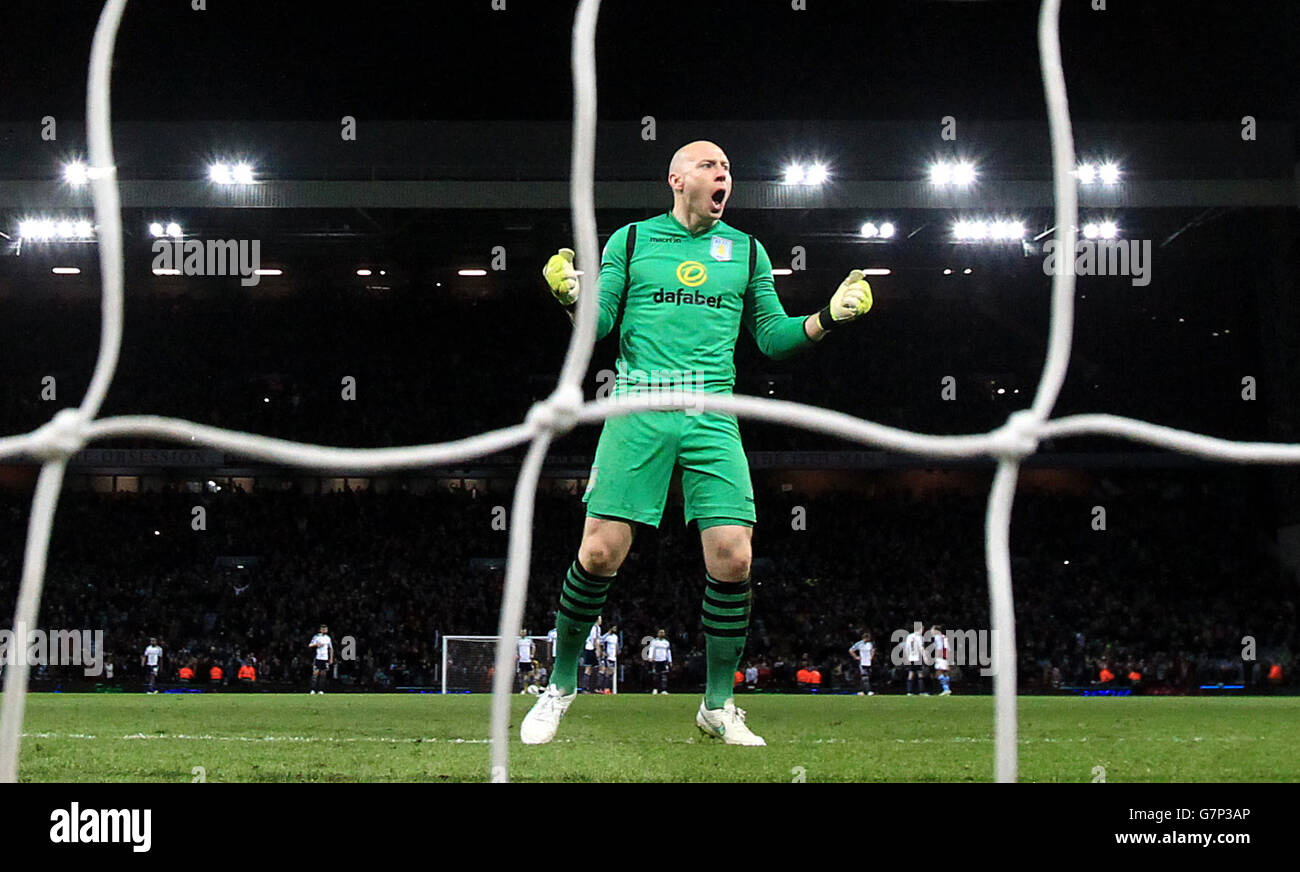 Football - Barclays Premier League - Aston Villa / West Bromwich Albion - Villa Park. Brad Guzan, gardien de but de la Villa Aston, célèbre la victoire Banque D'Images