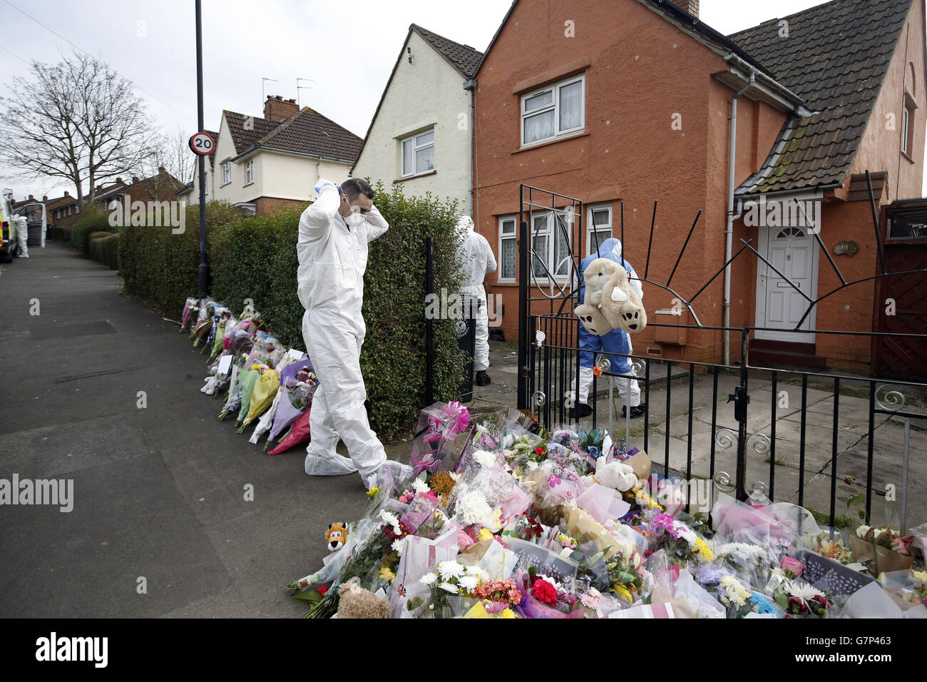 Des policiers vêtés de juricomptabilité entrent dans la maison de Rebecca Watts, à Crown Hill, à Bristol. Banque D'Images