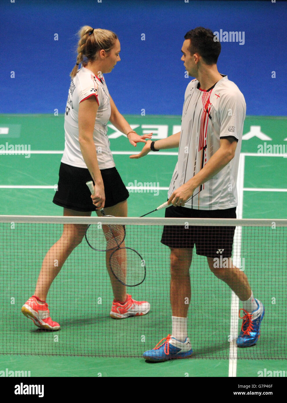 Gabrielle Adcock d'Angleterre célèbre pendant les doubles mixtes avec son mari Chris Alcock pendant le deuxième jour des Championnats de badminton Yonex de l'Angleterre 2015 à la Barclaycard Arena, Birmingham. Banque D'Images