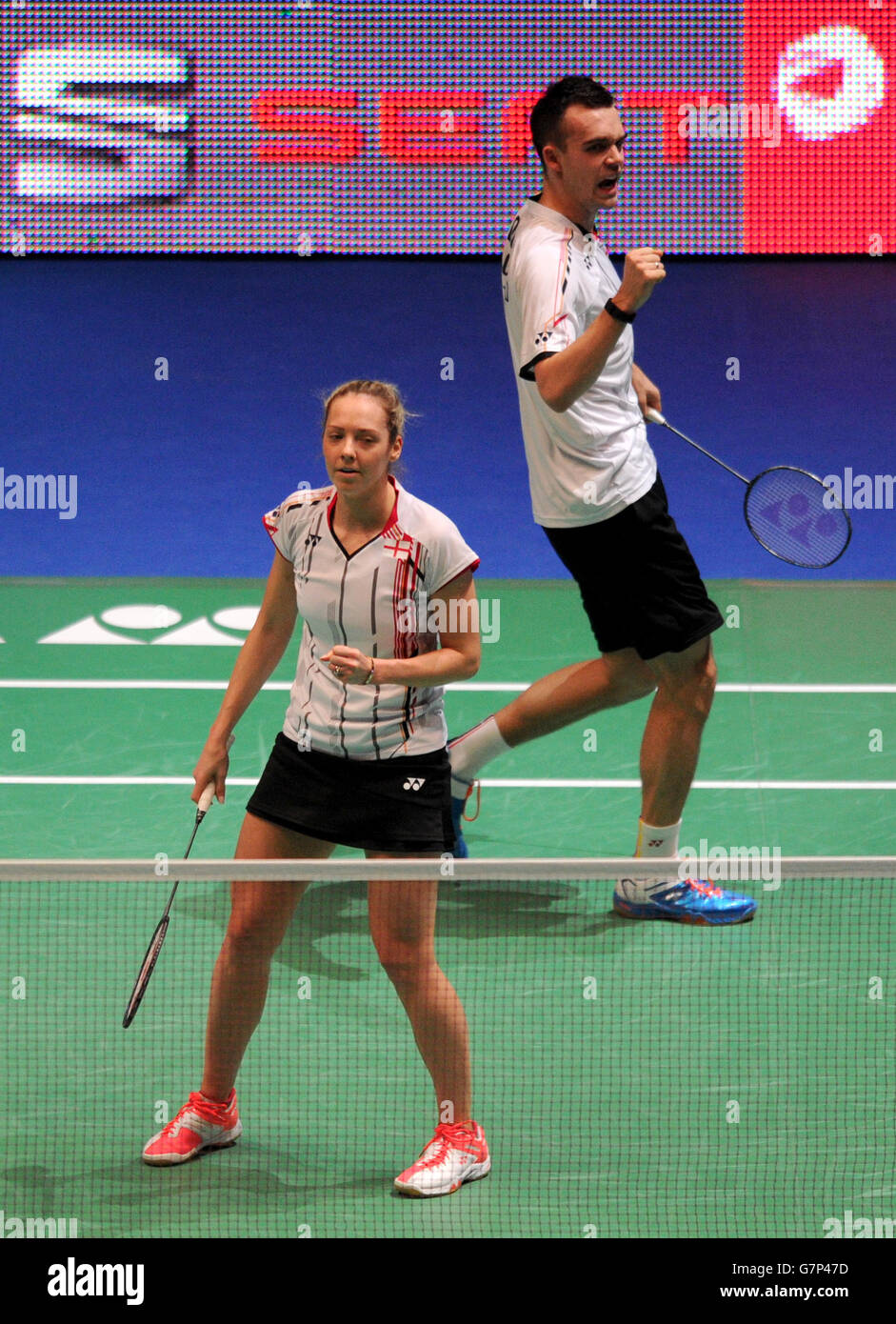 Gabrielle Adcock (à gauche) célèbre pendant les doubles mixtes avec son mari Chris Alcock pendant le deuxième jour des Championnats de badminton Yonex de 2015 à l'arène Barclaycard, Birmingham. Banque D'Images