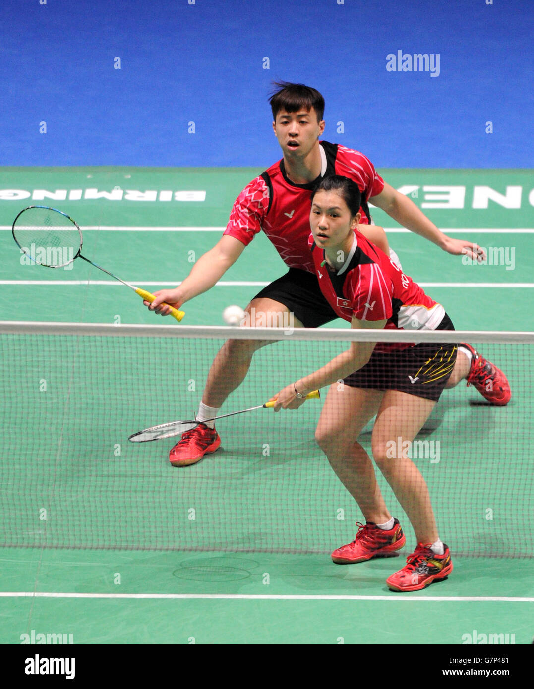 Lee Chun Hei et Chau Hoi Wah (avant) de Hong Kong en action pendant le deuxième jour des Championnats de badminton Yonex de toute l'Angleterre de 2015 à la Barclaycard Arena, Birmingham. Banque D'Images