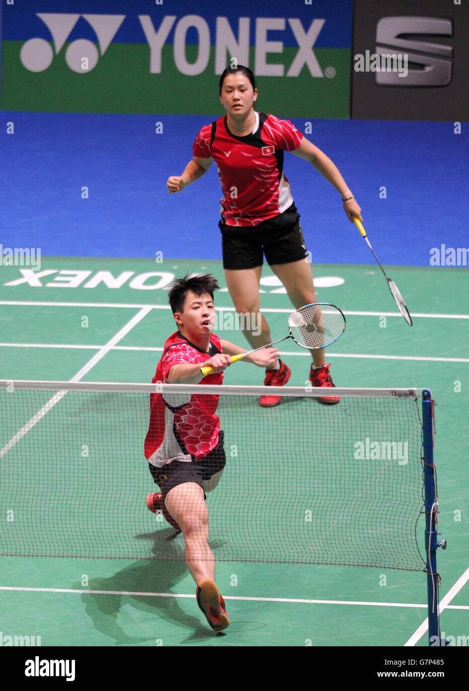 Lee Chun Hei et Chau Hoi Wah (arrière) de Hong Kong en action pendant le deuxième jour des Championnats de badminton Yonex de toute l'Angleterre de 2015 à la Barclaycard Arena, Birmingham. Banque D'Images
