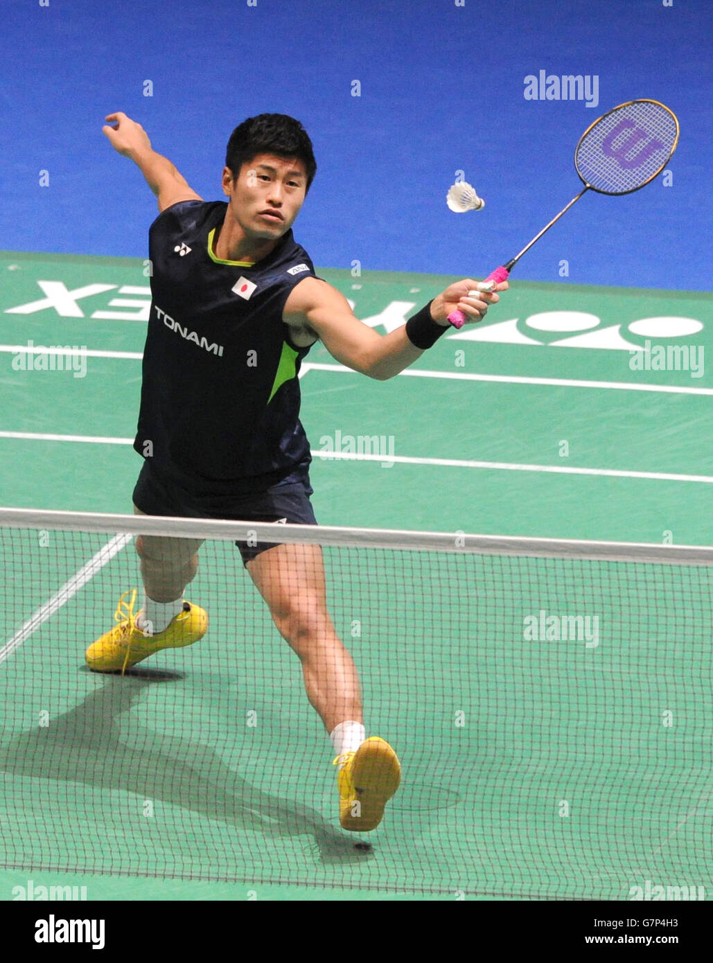 Sho Sasaki au Japon joue un tir pendant le deuxième jour des 2015 championnats de badminton Yonex de toute l'Angleterre à la Barclaycard Arena, Birmingham. Banque D'Images