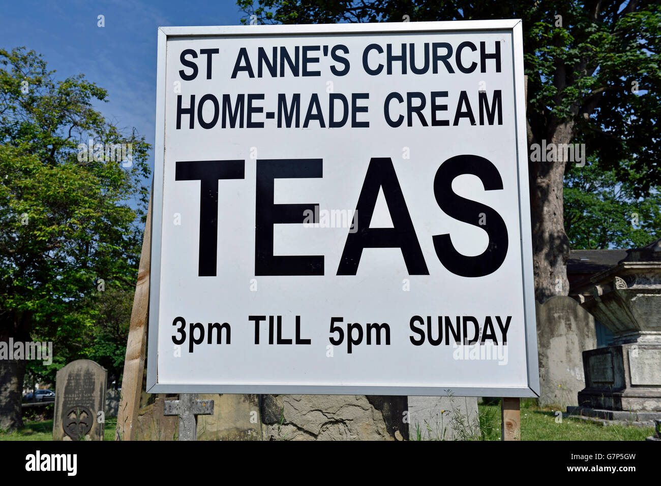 Du thé à la crème fait maison, signe St Anne's Church, Kew Green, London England Angleterre UK Banque D'Images