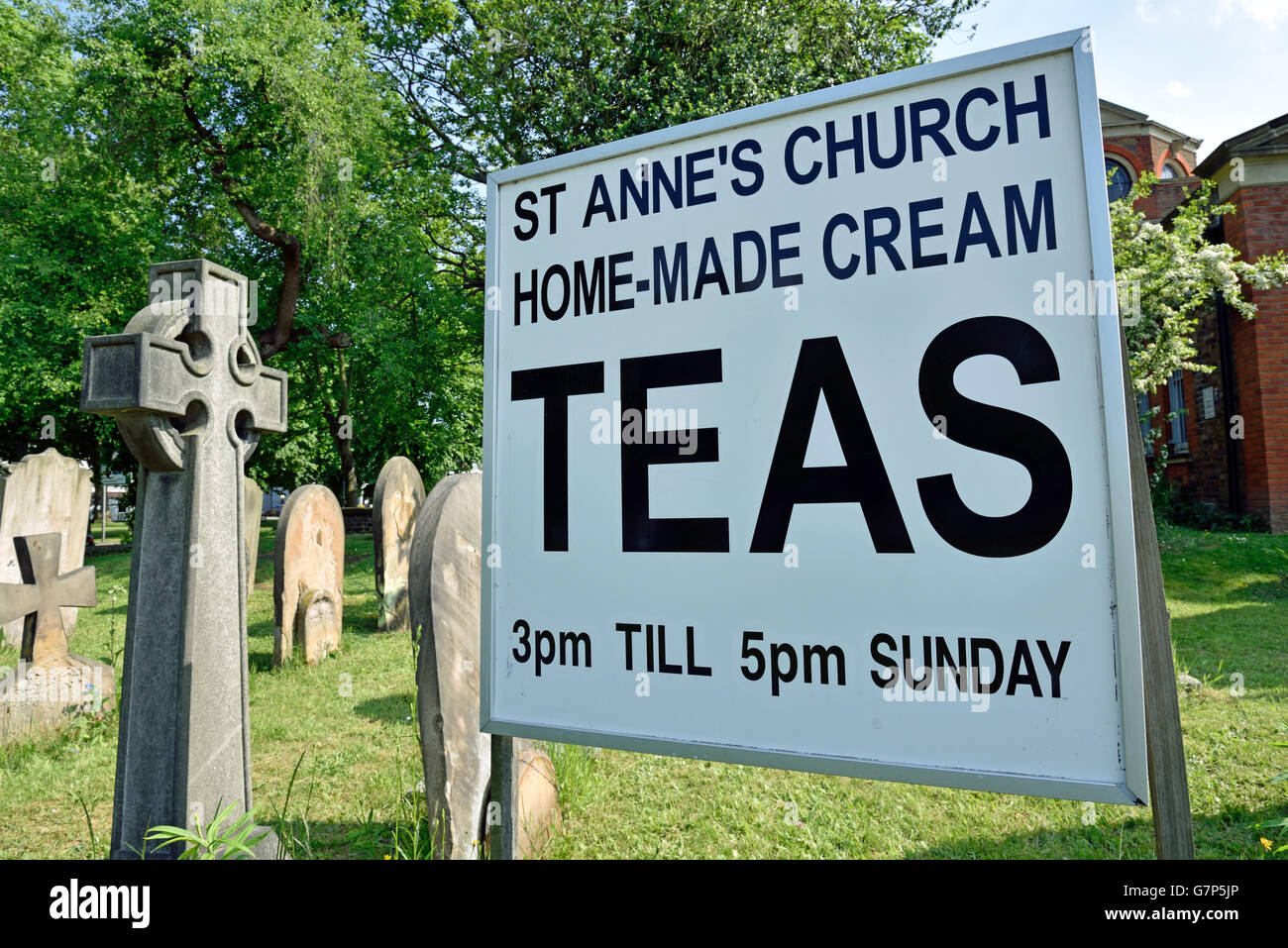 Du thé à la crème fait maison, signe St Anne's Church, Kew Green, London England Angleterre UK Banque D'Images