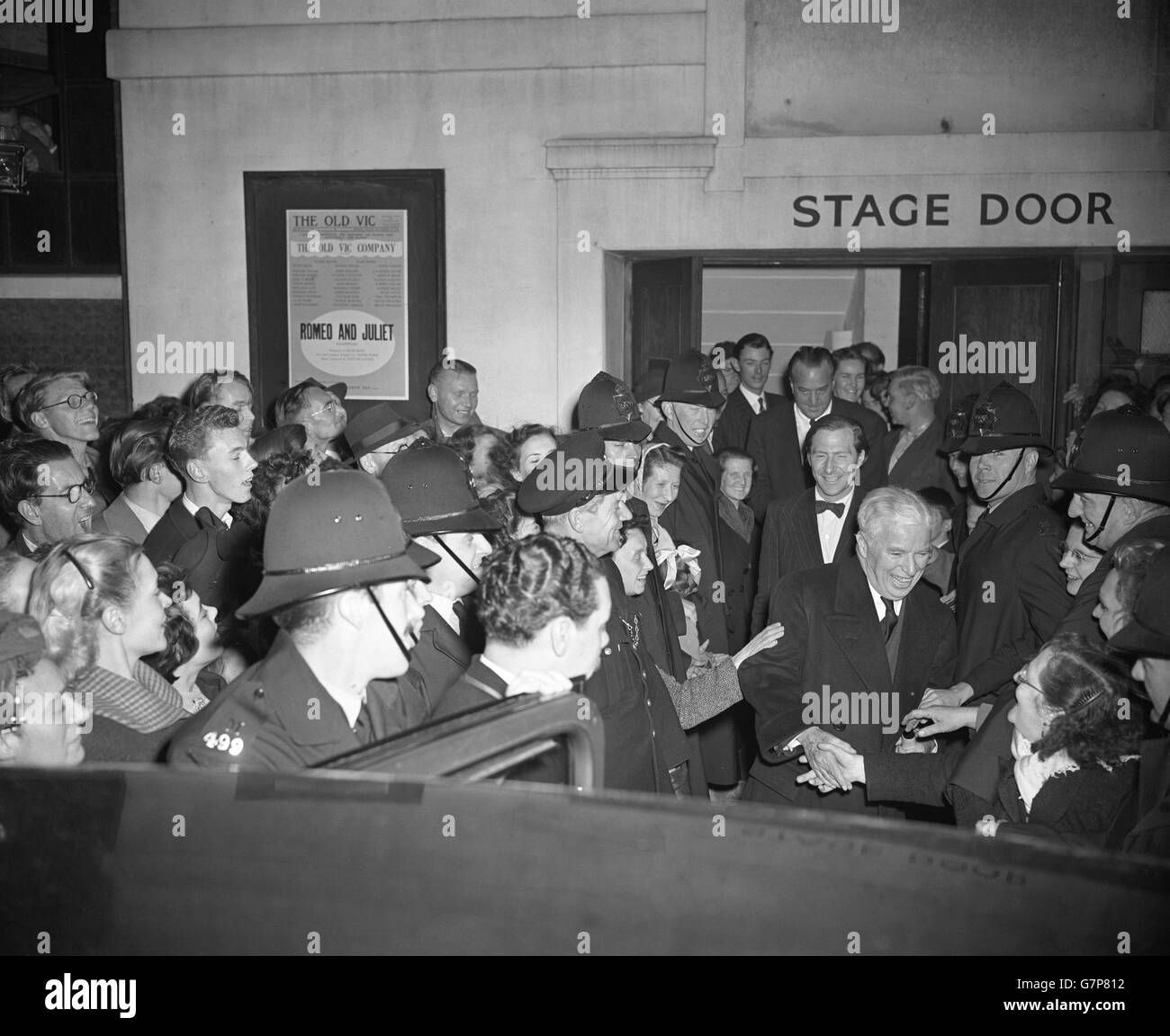 Charlie Chaplin passe par la foule qui se tenait devant la porte du théâtre Old Vic Theatre de Waterloo Road, Londres, où il a vu sa principale dame Claire Bloom de la « nuit » dans « Roméo et Juliette » de Shakespeare. Banque D'Images