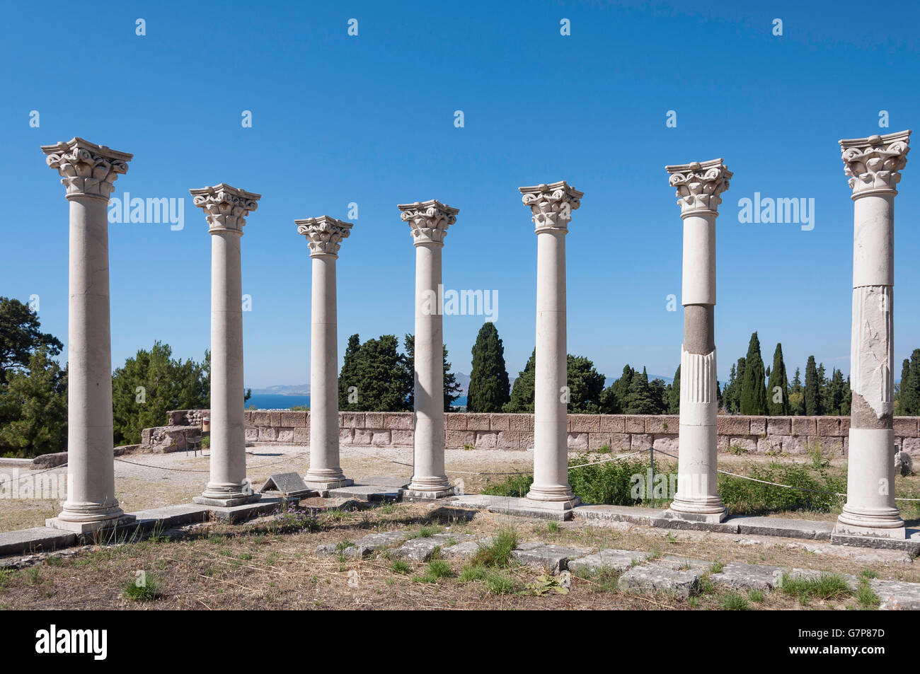 Colonnes corinthiennes sur la terrasse médiane de l'Asklepieion, Platani, Kos (Cos), du Dodécanèse, Grèce, région sud de la Mer Egée Banque D'Images