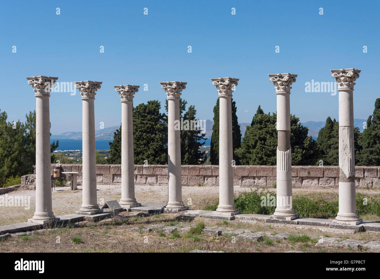 Colonnes corinthiennes sur la terrasse médiane de l'Asklepieion, Platani, Kos (Cos), du Dodécanèse, Grèce, région sud de la Mer Egée Banque D'Images