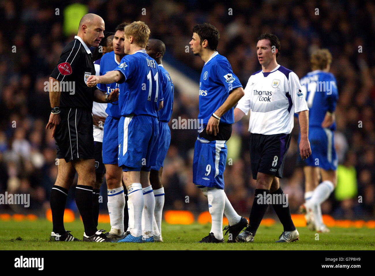 L'arbitre Howard Webb est entouré par Frank Lampard, Claude Makelele de Chelsea, Damien Duff et Majeta Kezman, alors qu'ils remettent en question une décision au cours du match contre Manchester City Banque D'Images