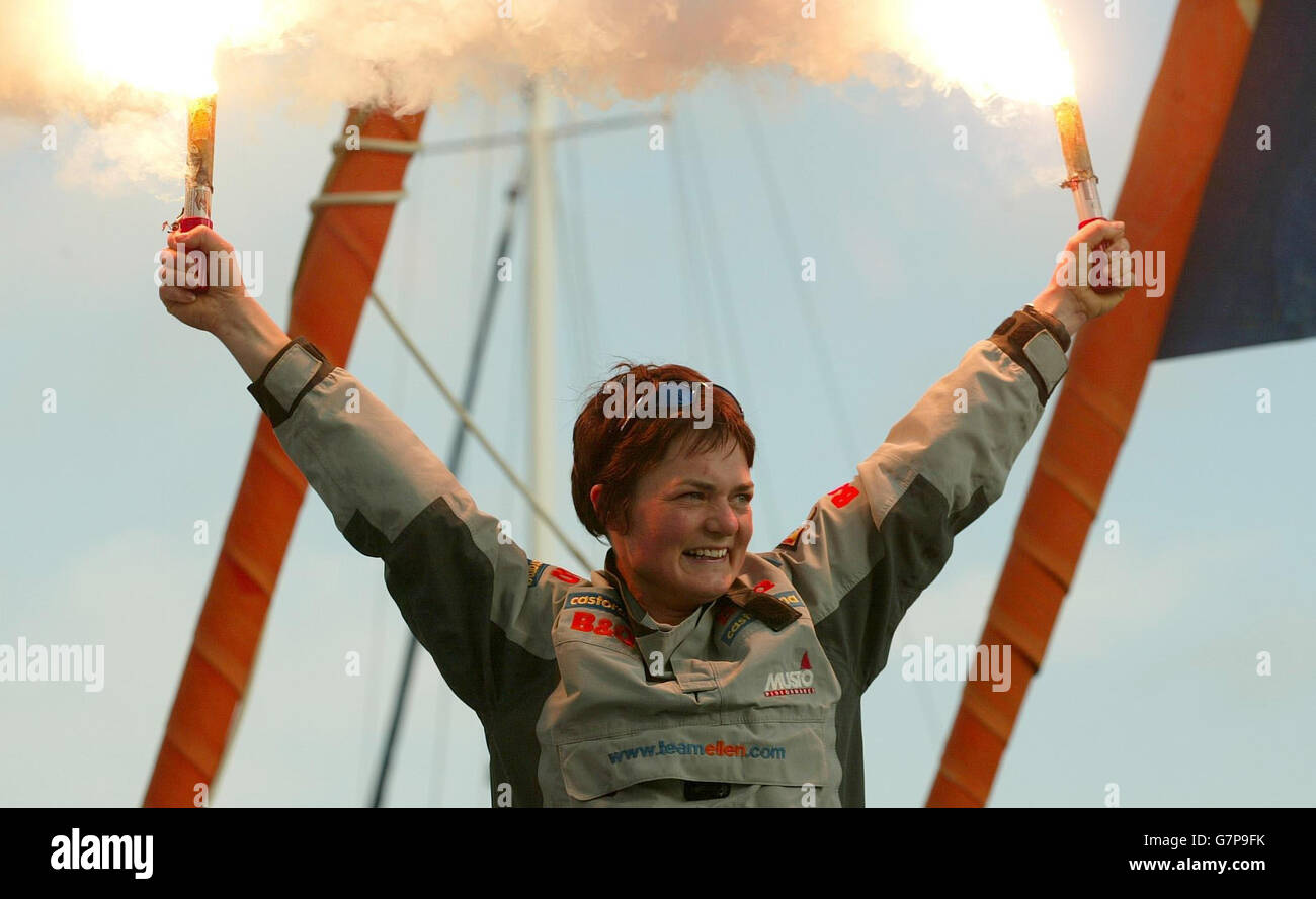 La Yachtswoman Ellen MacArthur revient triomphalement. Le marin a écrasé le record de la personne la plus rapide à naviguer à lui seul dans le monde sans escale quand elle a dépassé le point d'arrivée au large d'Ushant, France à 22h25 la nuit dernière, après avoir terminé le voyage en 71 jours, 14 heures, 18 minutes et 33 secondes. Banque D'Images