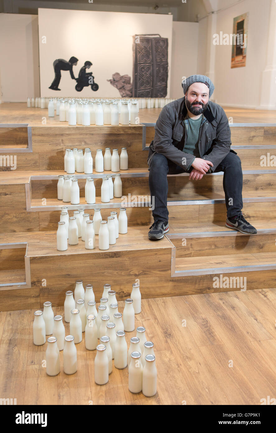 Ibrahim Fakhri installation. Comprend 1461 bouteilles de lait, une pour chaque jour du conflit syrien à Brick Lane, Londres. Banque D'Images