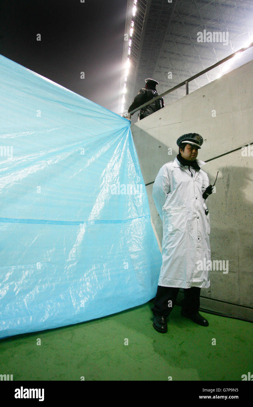 Un écran est mis en place pour empêcher les médias japonais de filmer l'entraînement de l'équipe de Corée du Nord à l'intérieur du Saitama Stadium 2002 avant la qualification de coupe du monde 2006, Japon contre Corée du Nord Banque D'Images