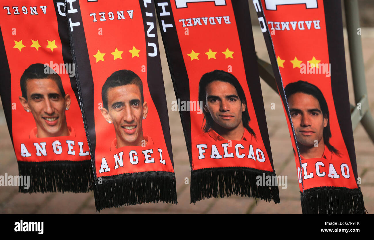 Football - Barclays Premier League - Manchester United / Tottenham Hotspur - Old Trafford.Angel Di Maria et Radamel Falcao foulards à vendre avant le match entre Manchester United et Tottenham Hotspur. Banque D'Images