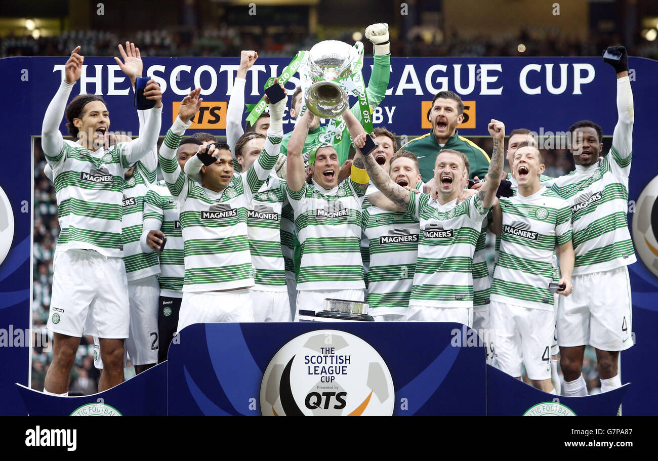 Scott Brown, du Celtic, lève la coupe après que le Celtic ait remporté la finale DE la COUPE de la Ligue écossaise QTS à Hampden Park, Glasgow. Banque D'Images