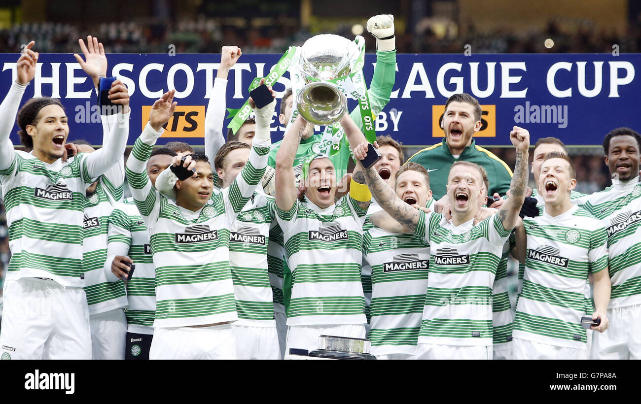 Scott Brown, du Celtic, lève la coupe après que le Celtic ait remporté la finale DE la COUPE de la Ligue écossaise QTS à Hampden Park, Glasgow. Banque D'Images