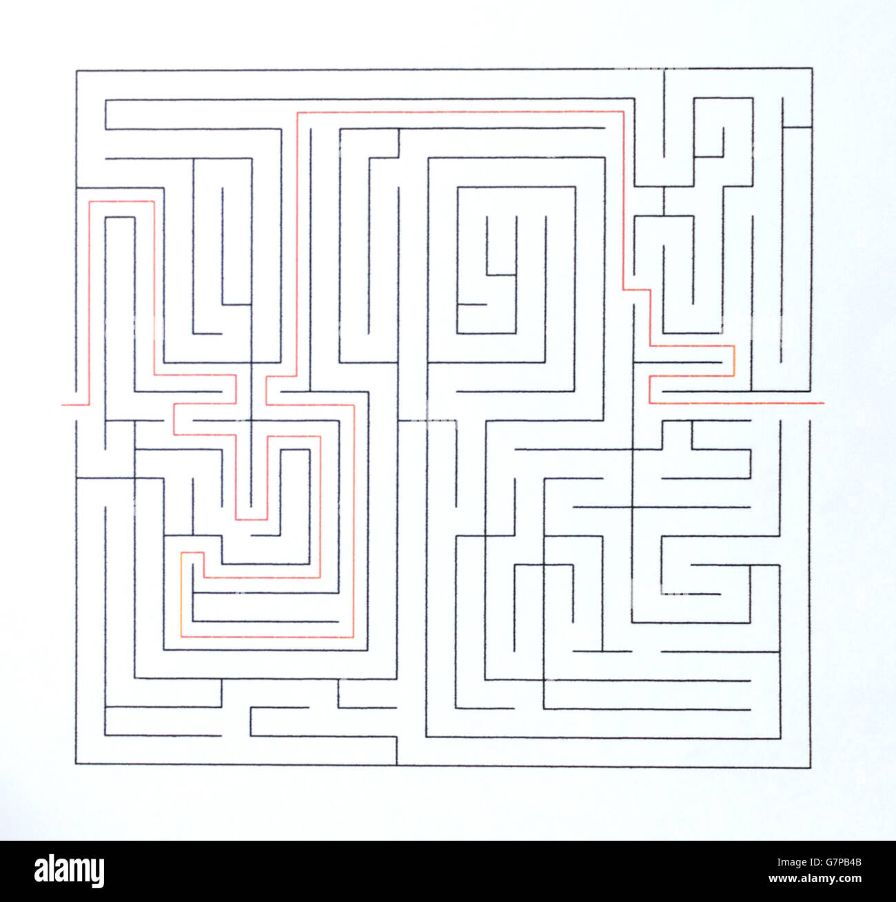 Esquisse monochrome avec motif labyrinthe, conçue avec des stylos et des marqueurs, illustration d'arrière-plan isolée et traitée numériquement. Conception, idée publicitaire Banque D'Images