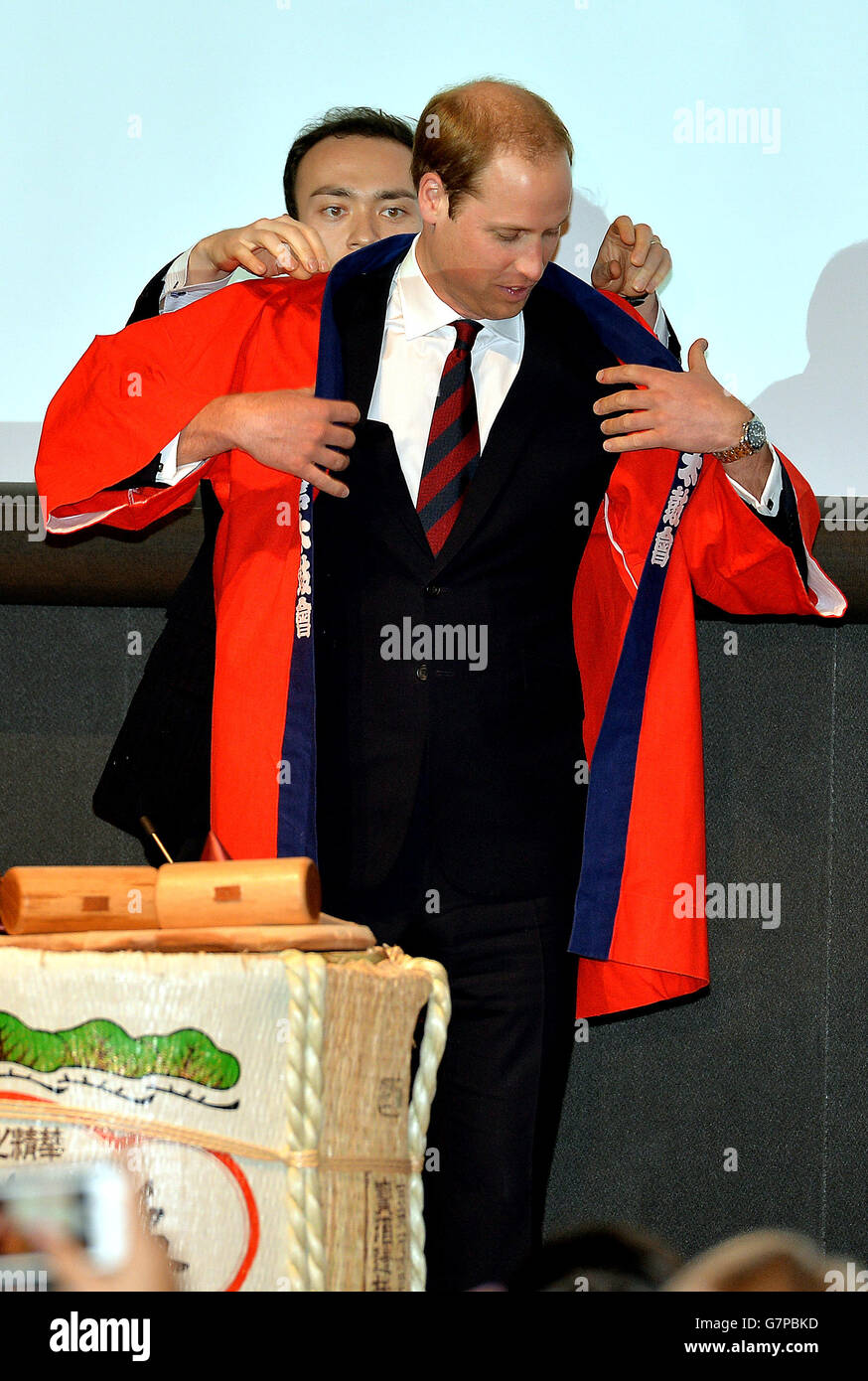 Le duc de Cambridge est vêtu d'un manteau Happi japonais avant un rituel de  canon cassant de Saki, à l'innovation est GRANDE conférence à l'Académie  Mori dans le centre des collines de