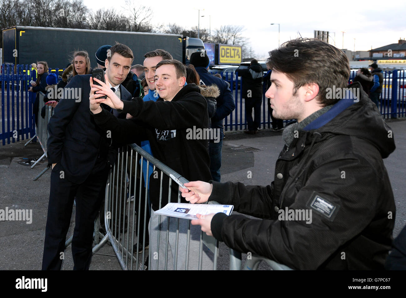 Seamus Coleman d'Everton pose pour des photos avec des fans dans le les joueurs défilent Banque D'Images