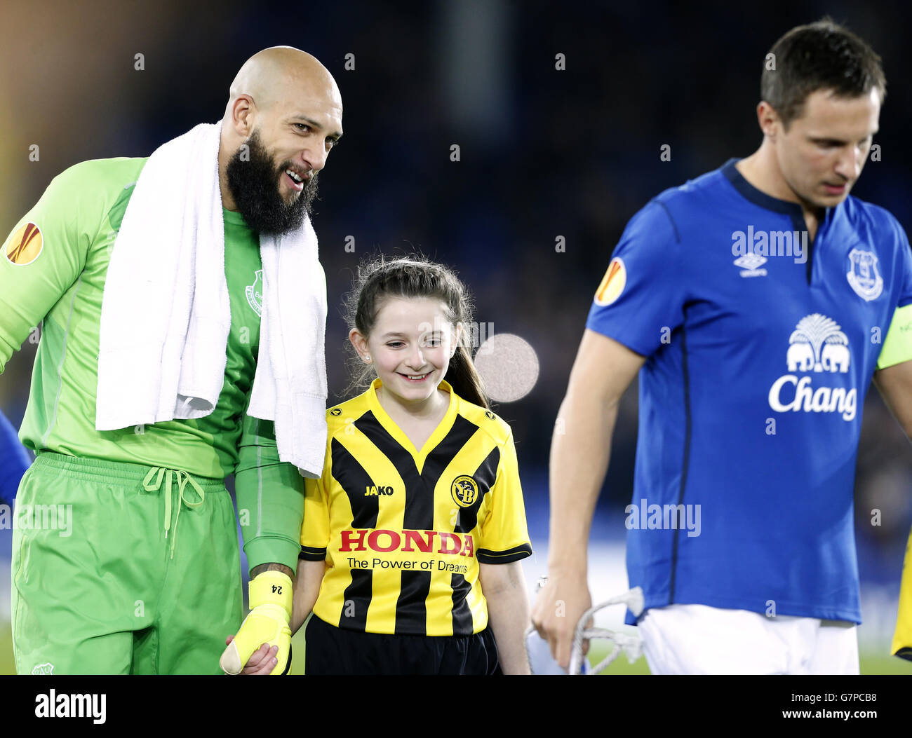 Football - UEFA Europa League - Round of 32 - second Leg - Everton / BSC Young Boys - Goodison Park. Tim Howard d'Everton avec une mascotte avant le coup d'envoi Banque D'Images