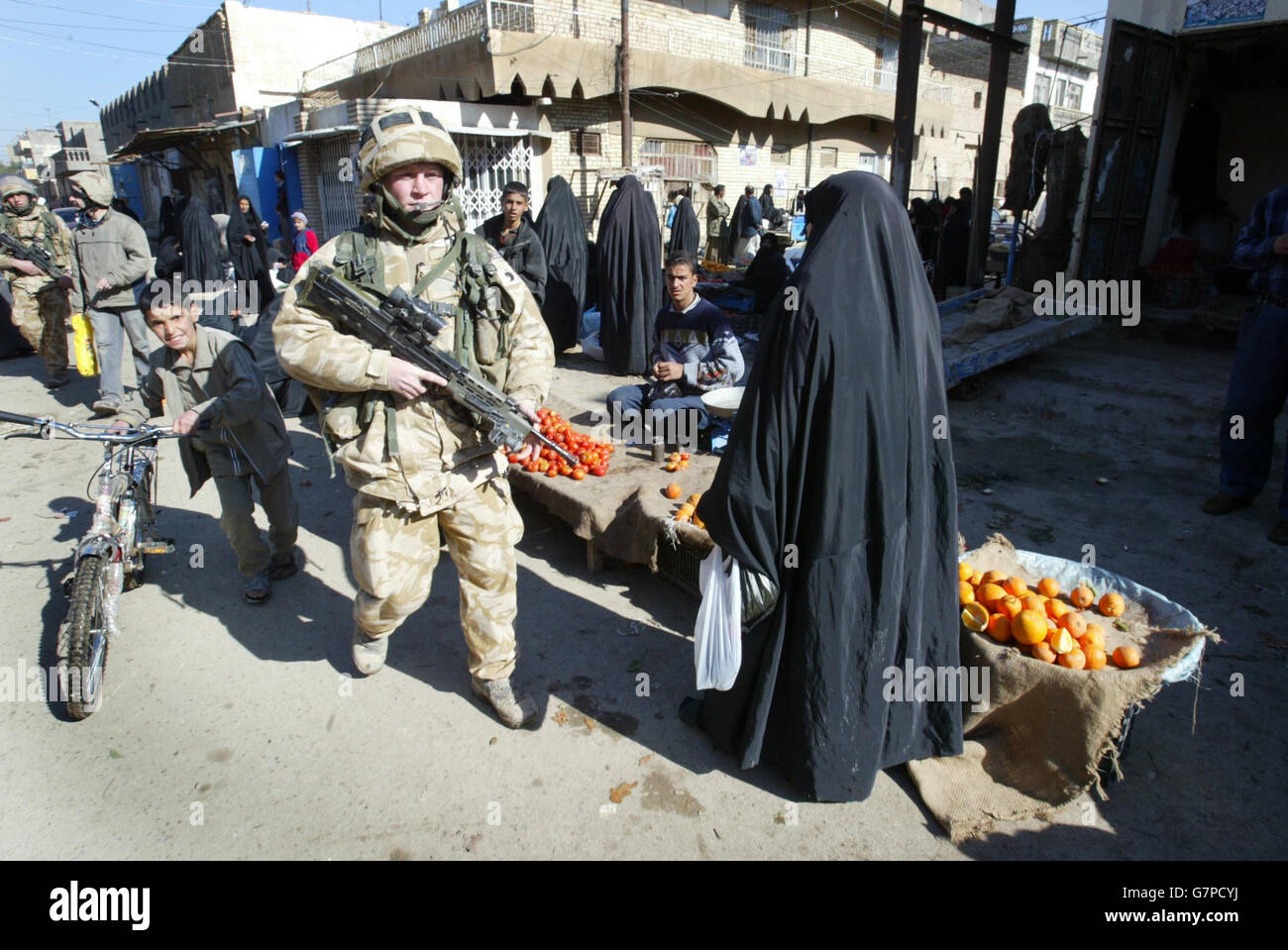 Soldats en patrouille comme l'accumulation d'élections continuent - Al Alamara Banque D'Images