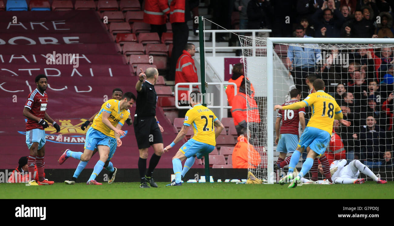 Scott Dann, de Crystal Palace (à gauche), célèbre le deuxième but du match de la Barclays Premier League à Upton Park, Londres. APPUYEZ SUR ASSOCIATION photo. Date de la photo: Samedi 28 février 2015. Voir PA Story FOOTBALL West Ham. Le crédit photo devrait se lire comme suit : Nick Potts/PA Wire. Banque D'Images
