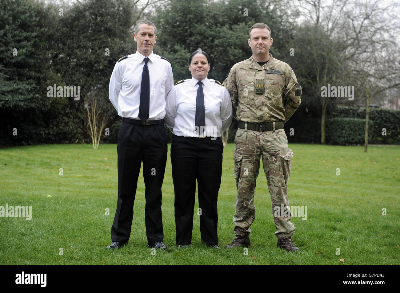 Le Lieutenant Wendy Frame (au centre) et le Petty Officer Russell James Adams (à gauche) de la Marine royale aux côtés du Sergent Christopher Stephen Browne des 9e/12e Royal Lancer (à droite) après avoir été nommés membre de l'ordre de l'Empire britannique (MBE), La Médaille de galanterie de la reine (MGQ) et mentionnée dans les expéditions (MID) respectivement lors d'un événement à Lancaster House, Londres, où les derniers honneurs opérationnels et prix ont été annoncés. Banque D'Images