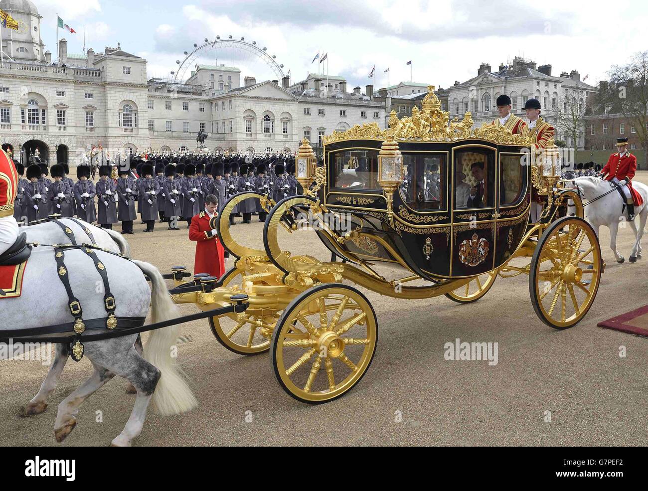 Le président du Mexique Enrique Pena Nieto et la reine Elizabeth II partent en voiture d'État après un accueil cérémonial au Horse Guards Parade, le premier d'une visite de trois jours en Grande-Bretagne. Banque D'Images