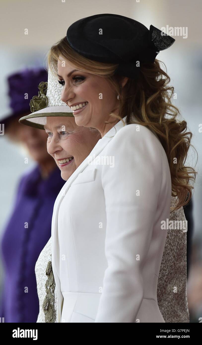 La première dame du Mexique Angelica Rivera et la reine Elizabeth II sourient lors d'un accueil cérémonial au Horse Guards Parade, le premier d'une visite d'État de trois jours par le président mexicain en Grande-Bretagne. Banque D'Images