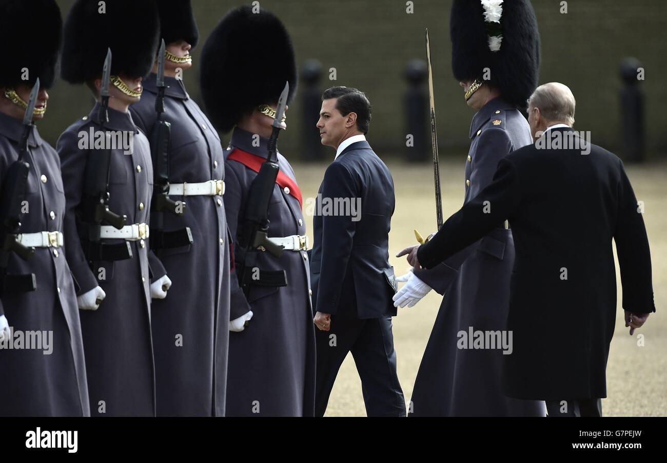 Le président du Mexique Enrique Pena Nieto (au centre) inspecte une garde d'honneur au Horse Guards Parade, en compagnie du duc d'Édimbourg, au cours de la première d'une visite de trois jours en Grande-Bretagne. Banque D'Images