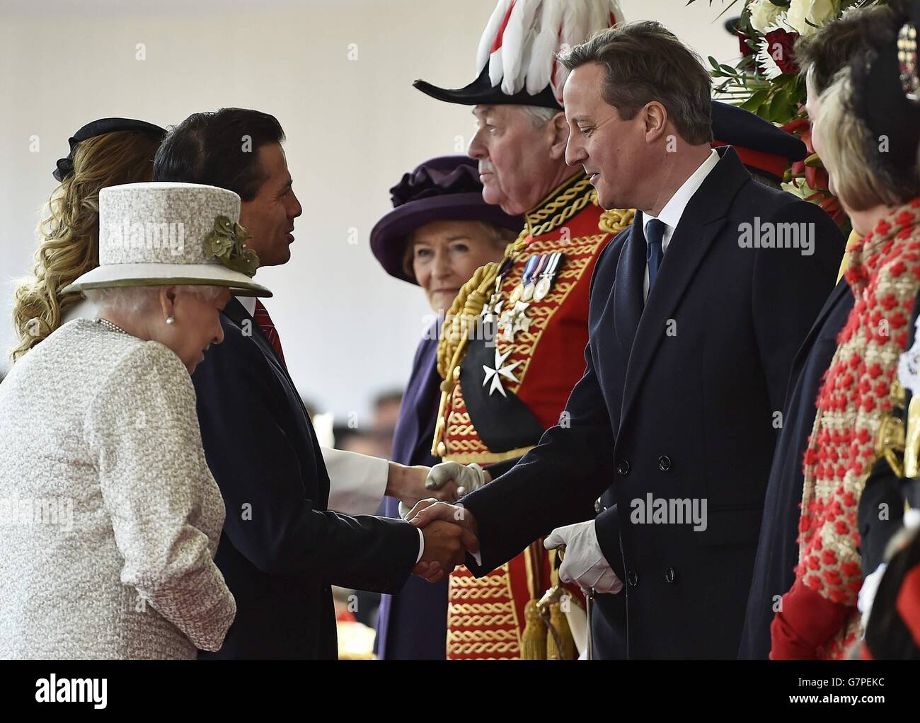 Le président mexicain Enrique Pena Nieto (deuxième à gauche) est accueilli par le Premier ministre David Cameron (à droite) lors d'une cérémonie d'accueil à Horse Guards, le premier d'une visite d'État de trois jours en Grande-Bretagne. Banque D'Images