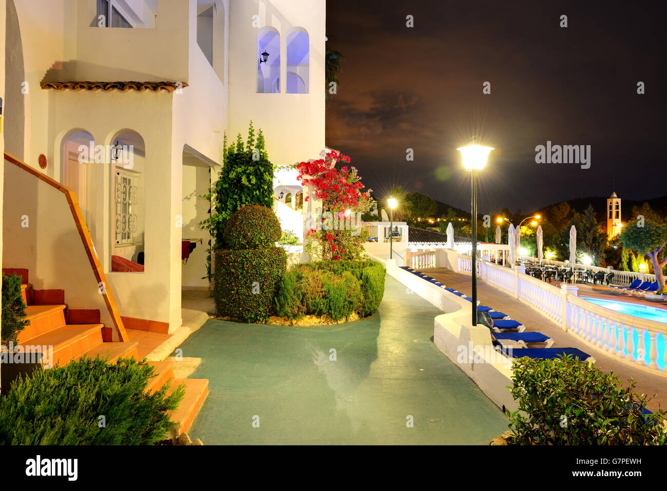 La piscine de l'hôtel de luxe dans l'éclairage de nuit, l'île de Majorque, Espagne Banque D'Images