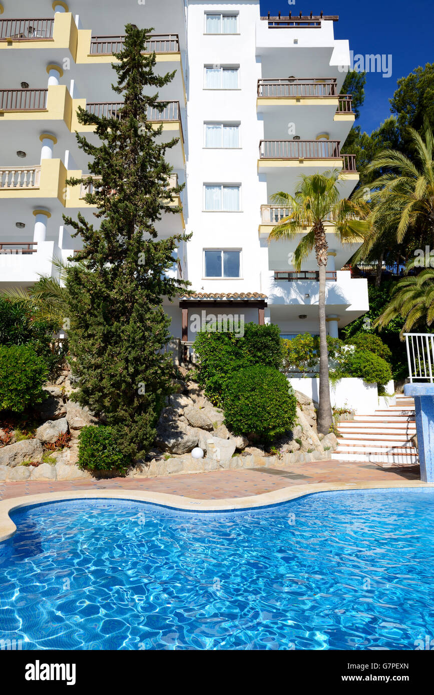 La piscine et l'eau turquoise dans l'hôtel, l'île de Majorque, Espagne Banque D'Images