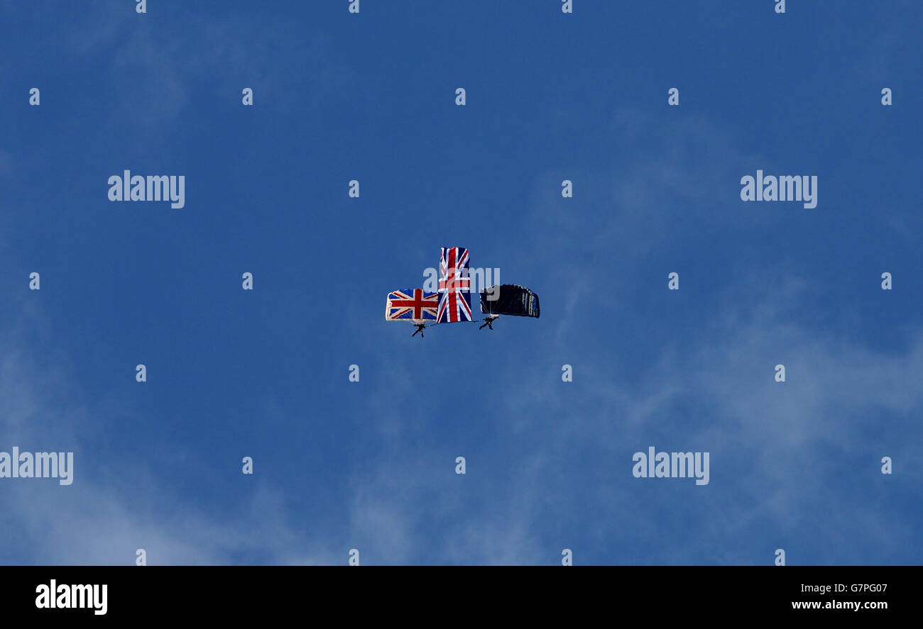 Les parachutistes accueillent le nouveau navire de croisière Britannia de P&O, qui arrive à Southampton, avant la cérémonie de son nom, mardi. Banque D'Images